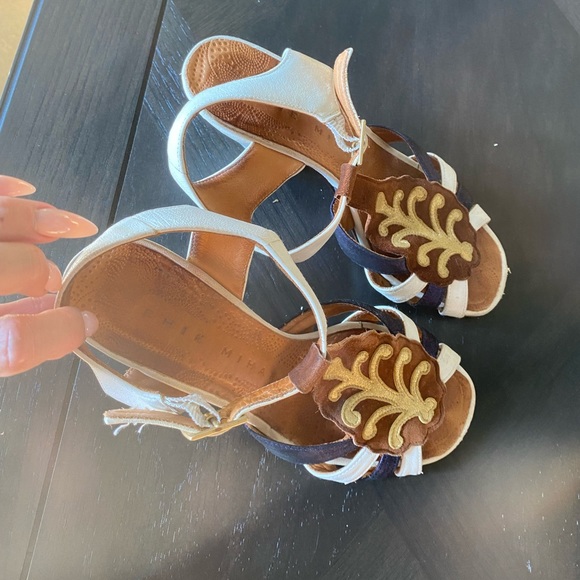 CHIE MIHARA LEATHER SANDALS WITH CUTOUTS AND GOLD DETAILING - Picture 2 of 6